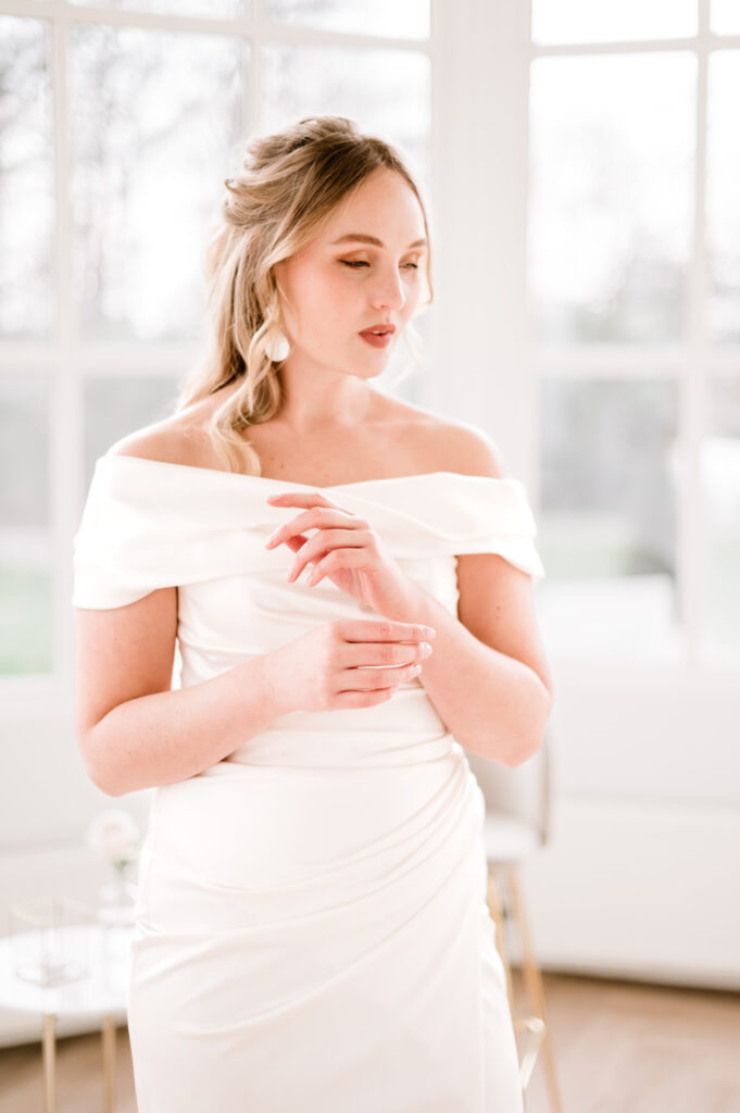 Bruid met een zacht romantische make-up look en half opgestoken krullen haar.