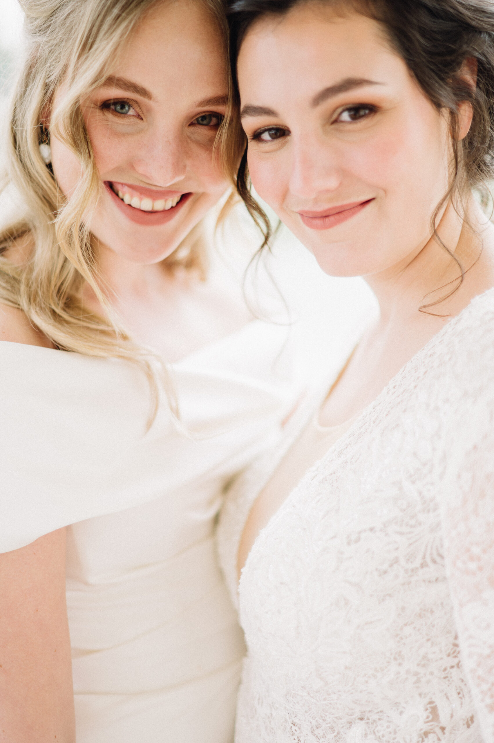 Twee bruiden met een zachte, natuurlijke, romantische make-up look. 