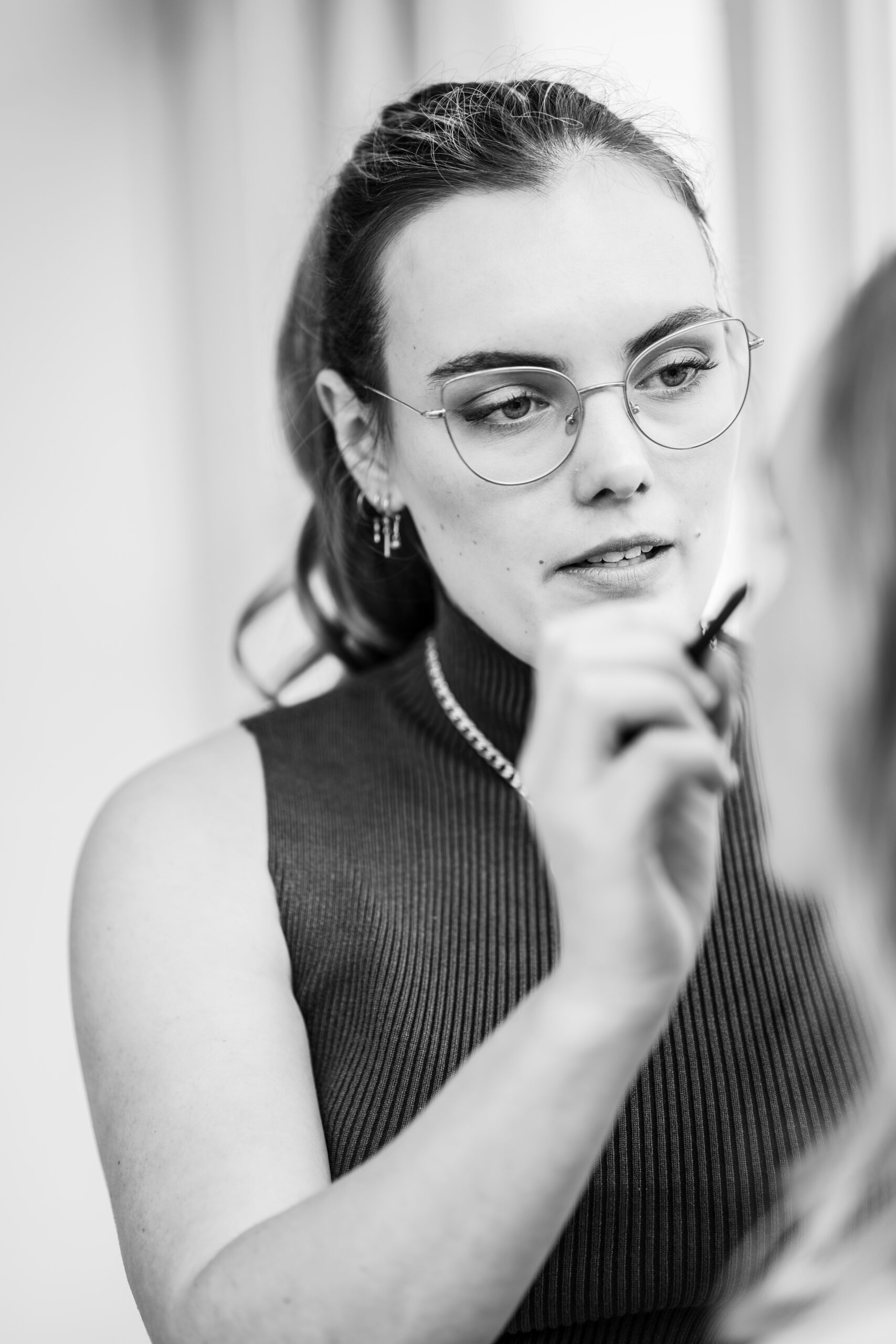 Professionele make-up artist / visagiste die de bruid perfect opmaakt voor haar trouwdag