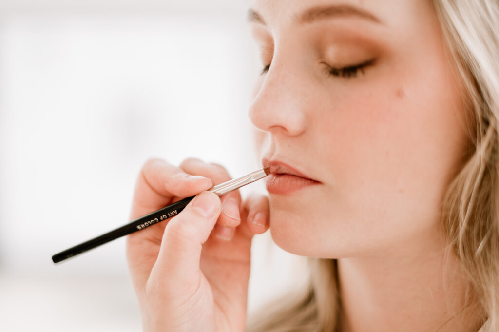 Bruidsmake-up Zeewolde. Aanbrengen lippenstift op lippen.
