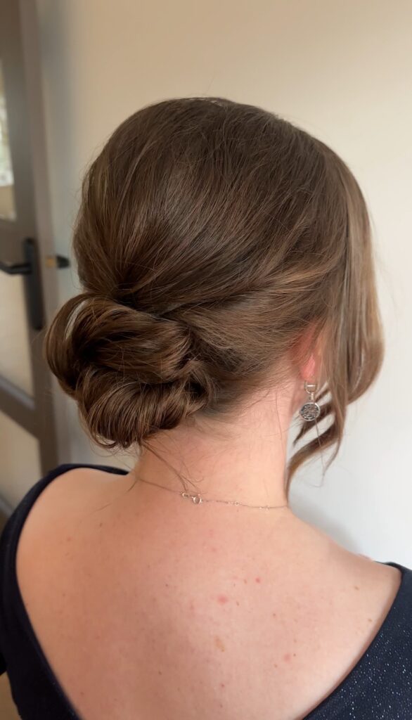 Dag gast, bruidsgast, kapsel, haarstyle. clean low bun. Lage knot