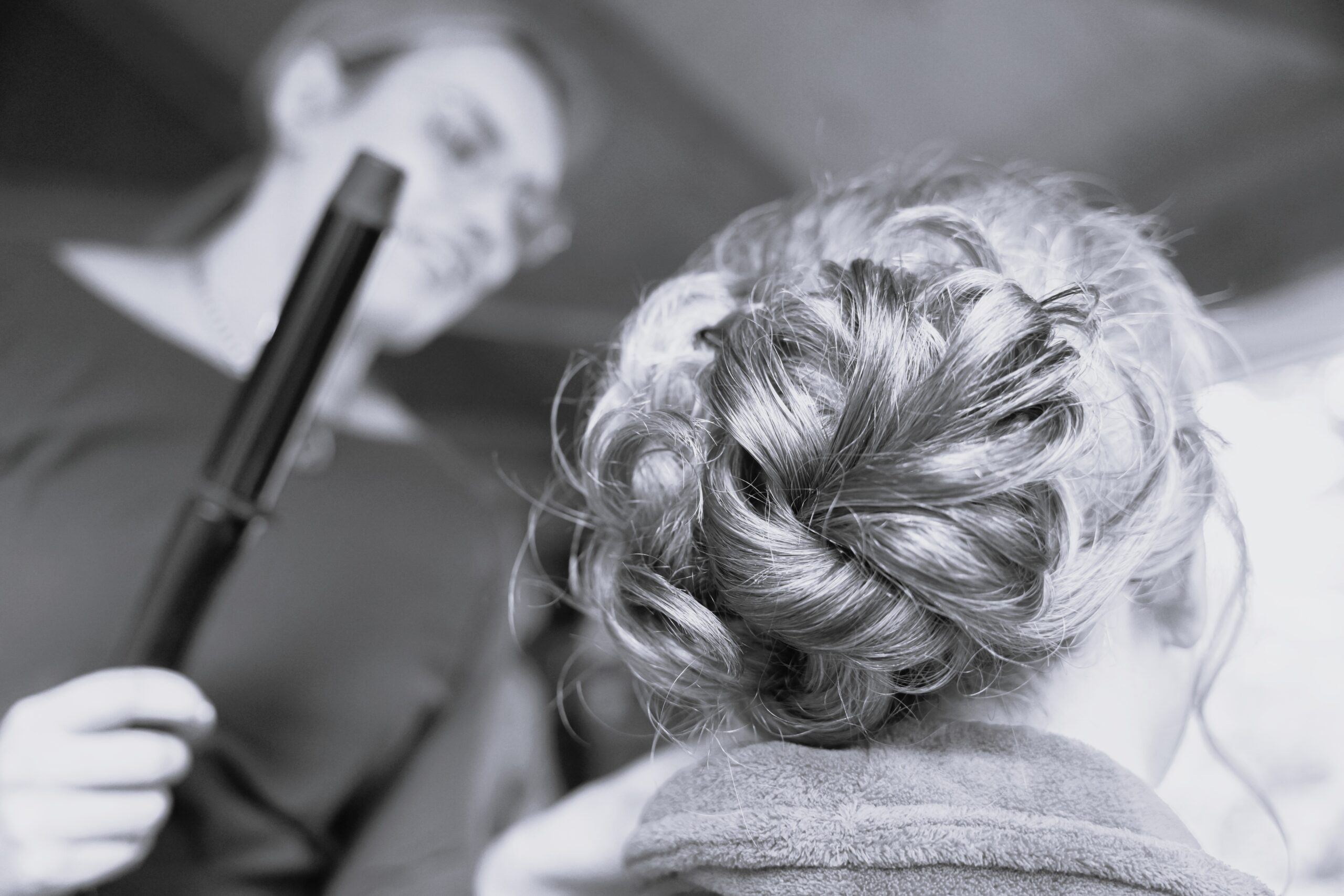 De Ultieme Haarstyling Guide voor Bruidsgasten